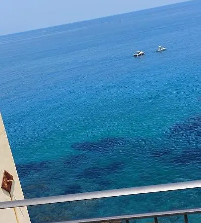 Franco's アパート チェファル